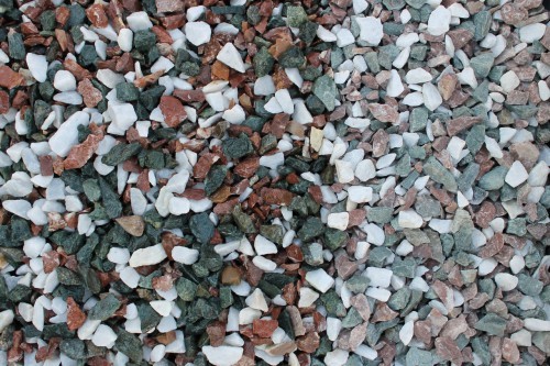 Мраморная крошка (щебень крошка микс: белый-зеленый-розовый) фр. 10-20 мм.  купить  в Липецке мрамор белый, зеленый, розовый декоративный ландшафтный колотый щебень 9500 руб/т   фото 