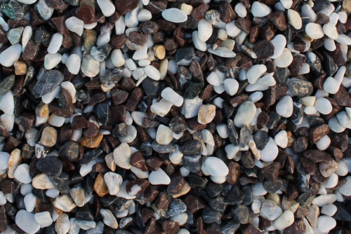  Мраморная крошка (щебень крошка микс : белый-черный-розовый) фр. 5-10 мм.  купить  в Липецке мрамор белый, черный, розовый, разноцветный микс декоративная мраморная каменная крошка 9500 руб/т   фото 