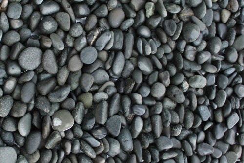  Галька речная окат (темно-серая) фр. 70-150 мм. купить   в Липецке галька речная темно-серая, синяя, серая речная галька округлая  5000 руб/т   фото 