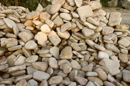 Песчаник для мощения дорожек, площадок, парковок ( фр 5-10 см)  купить  в Липецке песчаник  серый желтый коричневый рыжий песчаник оголтованный окатанный 6500 руб/т   фото 