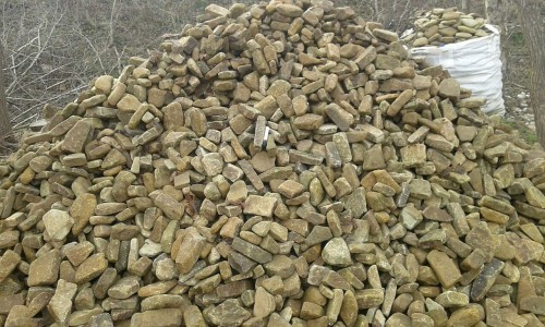 Песчаник для строительства и кладки блочный (фр 100-200 мм)  купить  в Липецке песчаник бежевый серый рыжий валун мелкий для строительства песчаник 6500 руб/т   фото 