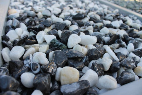  Галька Далматин мраморная (щебень галтованный микс:белый-черный) фр.10-20 мм.  купить  в Липецке мрамор белый, черный окатанные округлые декоративные ландшафтные камни щебня 14500 руб/т   фото 