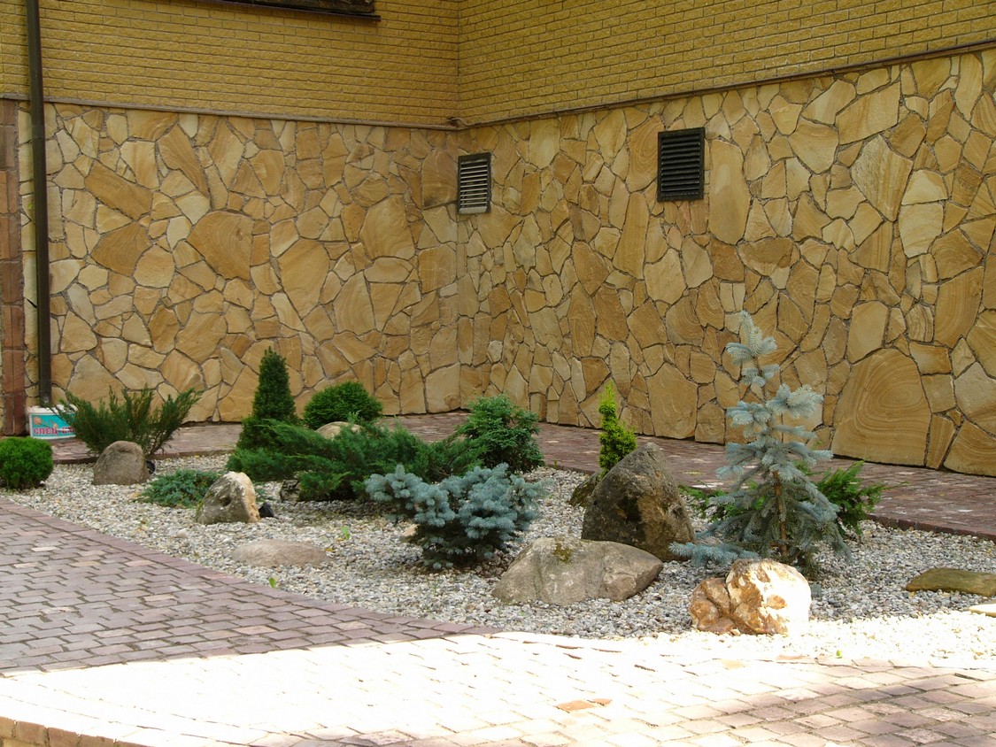 Песчаник пластушка желтый с разводом под дерево (2 см)  купить  в Липецке плитняк желтый с разводами, желтый, рыжий, серый песчаник пластушка рваная ландшафтная 11 000 руб/м3   фото 