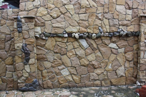 Песчаник колотый для облицовки (фр. 2-3 см)  купить  в Липецке песчаник бежевый серый рыжий песчаник строительный 5000 руб/т   фото 