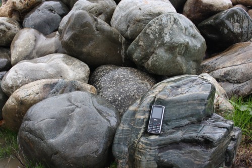  Речной валун Кабанчик фр.300-500 мм.  купить в Липецке крупный природный камень галька серый, темно-серый речной валун галечник масштабный 7000 руб/т   фото 