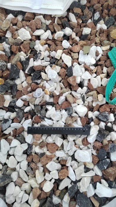 Микс разноцветной гальки (щебень галтованный микс:белый-зеленый-розовый) фр.20-40 мм.  купить  в Липецке мрамор белый, зеленый, розовый мрамор декоративный (галтовка) 14500 руб/т   фото 