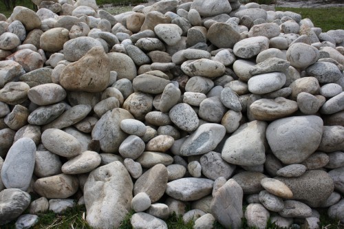  Бело-серый валунчик фр.100-300 мм.  купить в Липецке крупный камень для ландшафта серый, белый бело-серый валун крупная галька 4500 руб/т   фото 