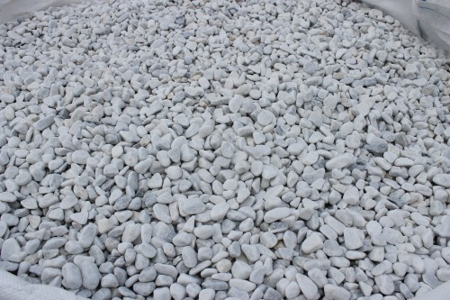  Белая мраморная галька (щебень галтованный белый) фр.10-20 мм.  купить  в Липецке мрамор белый, молочный, айвори окатанный округлый декоративный ландшафтный щебень 14500 руб/т   фото 