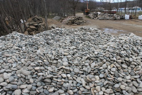 Kamenclub.ru: Галька речная плоская (ассорти) фр. 100-200-300 мм купить   в  Липецкегалька галечник природный серый, белый темно-серый синий рыжий светло-серый природная галька плоская крупная 5500 руб/т   фото КАМЕНЬ КЛУБ
