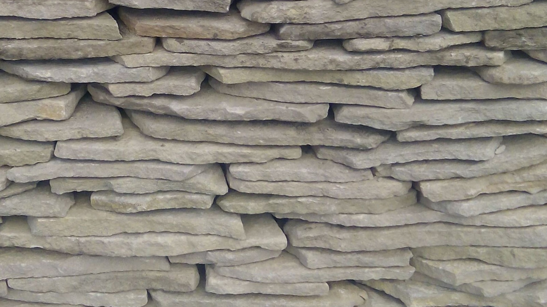 Песчаник пластушка светло-серый (2,0 см)  купить  в Липецке плитняк- ластушка светло-серый, серый рваный ландшафтный плитняк колотый 7 500 руб/м3   фото 