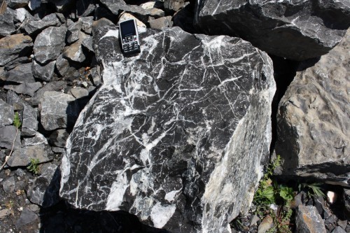  Черный мрамор скальник фр. 1000-1500 мм.  купить в Липецке мрамор черный белый серый крупный колотый валун ландшафтный 9000 руб/т   фото 