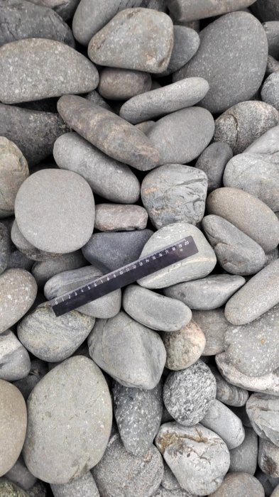  Галька речная окат (темно-серая) фр. 70-150 мм. купить   в Липецке галька речная темно-серая, синяя, серая речная галька округлая  5000 руб/т   фото 