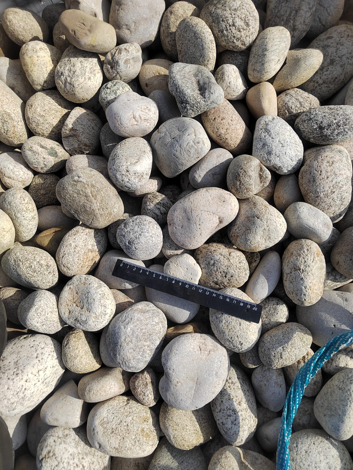  Галька речная окат (серо-белая) фр. 70-120 мм купить   в Липецке галька галечник бело-серая, серо-белая, серая, белая речная природная галька  5500 руб/т   фото 