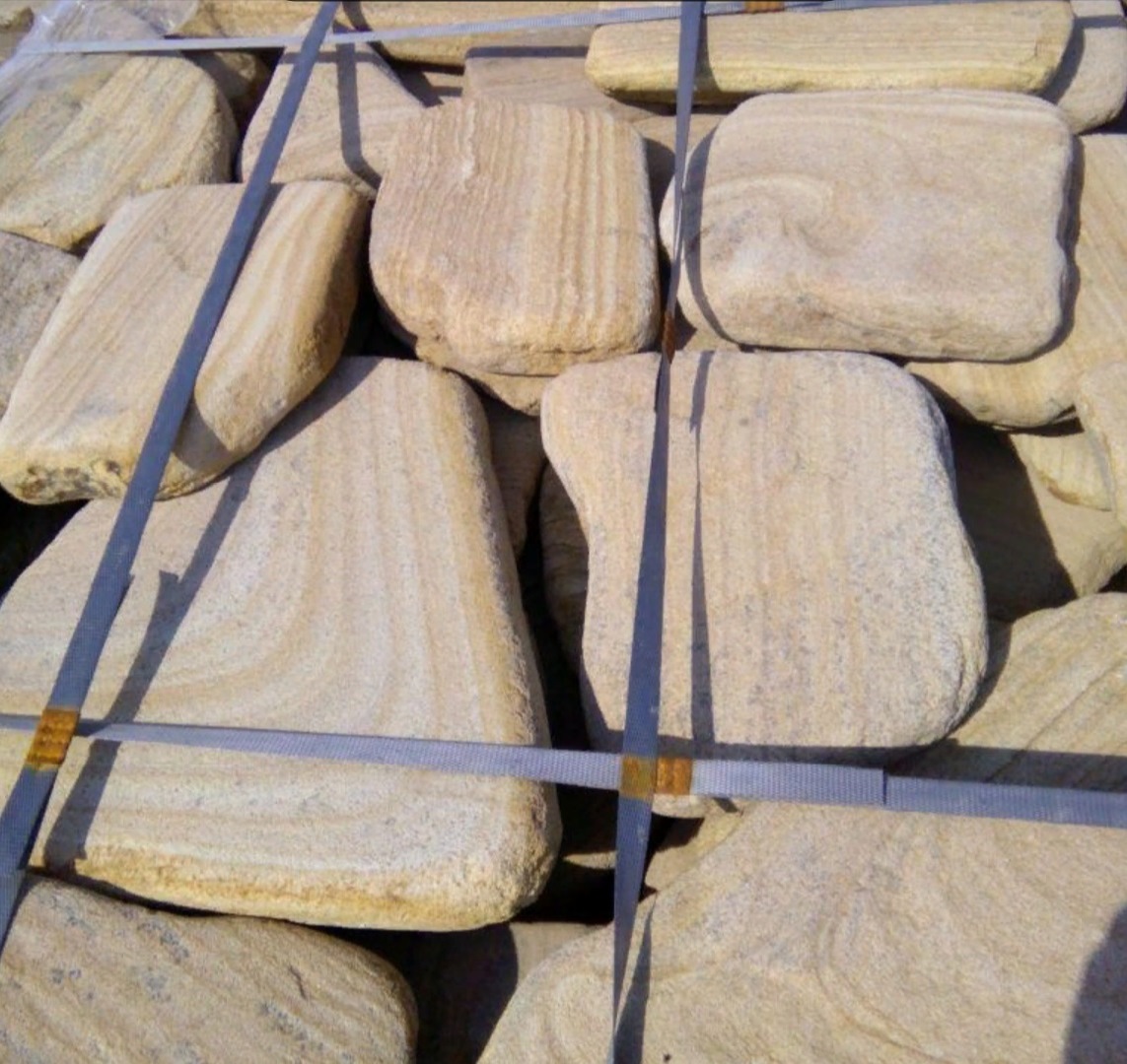 Песчаник пластушка галтованный желтый с рисунком (3 см)  купить  в Липецке плитняк - пластушка желтый песчаник 12 000 руб/м3   фото 