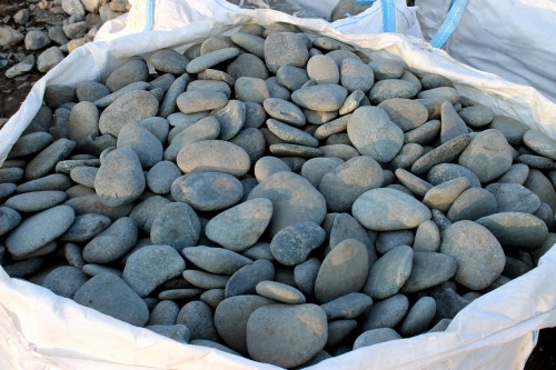 Галька речная плоская (темно-серая) фр. 100-200-300 мм. купить  в Липецке  галька речная плоская темно-серый, серый, синий речной галечник плоский 6000 руб/т   фото 