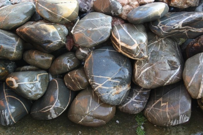 Валунчик Паутинник фр.100-300 мм  купить в Липецке крупный природный камень галечник темно-серый с прожилками белый черный речной валунчик 5000 руб/т   фото 