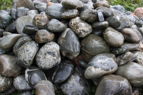  Валунчик Паутинник фр.100-300 мм  купить в Липецке крупный природный камень галечник темно-серый с прожилками белый черный речной валунчик 5000 руб/т   фото 