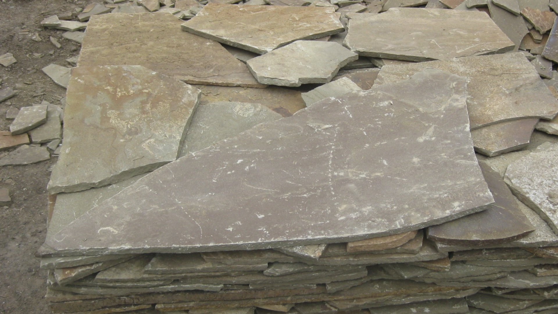 Песчаник пластушка серо-зеленый (1,5 см)  купить  в Липецке плитняк - пластушка серо-зеленый, серый, зеленый пластушка рваная ландшафтная колотая 7 500 руб/м3   фото 