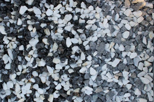  Мраморная крошка (щебень крошка микс : черный-белый) фр. 10-20 мм.  купить  в Липецке мрамор белый, черный каменная декоративная крошка ландшафтная 9500 руб/т   фото 