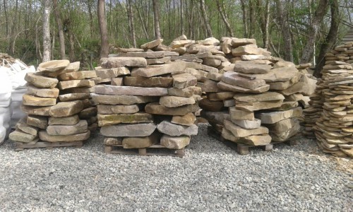 Песчаник плиты - плахи - пошаговые дорожки (фр. 70-150 мм)  купить  в Липецке песчаник серый бежевый желтый зеленый колотый песчаник строительный 6500 руб/т   фото 