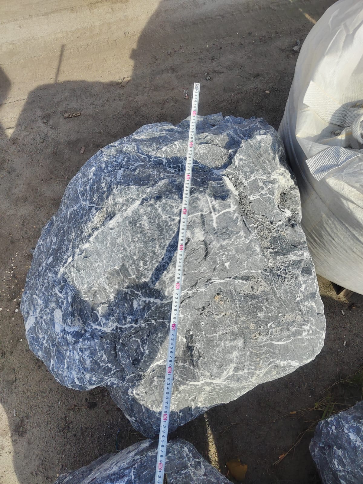  Черный мрамор скальник фр. 1000-1500 мм.  купить в Липецке мрамор черный белый серый крупный колотый валун ландшафтный 9000 руб/т   фото 