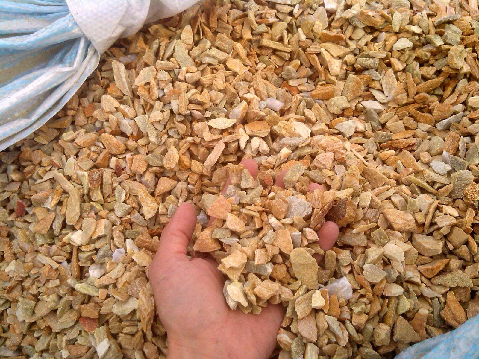  Щебень крошка желтый (ЗЛАТОЛИТ) фр. 20-40 мм.  купить  в Липецке златолит бежевый, золотистый, желтый декоративная каменная крошка 8 000 руб/т   фото 