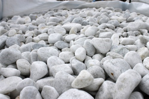  Галька белая мраморная (щебень галтованный белый), фр.20-40 мм.  купить  в Липецке мрамор белый бежевый молочный мраморный щебень декоративный 14500 руб/т   фото 