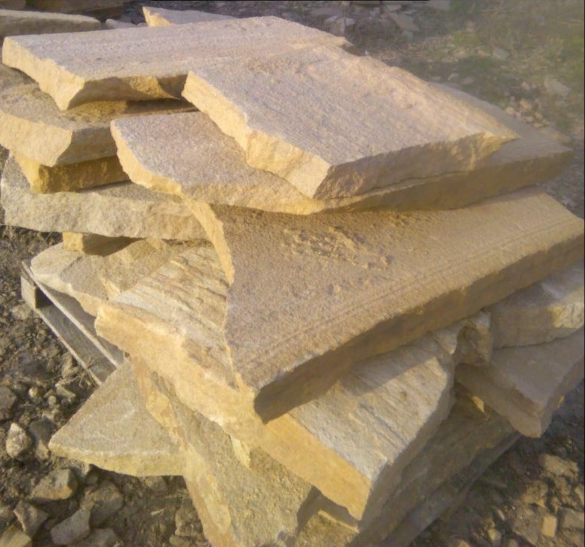Форматный камень (плаха) пошаговая дорожка от 70-150 см (4 -12 см)  купить  в Липецке плитняк  форматный плаха желтый песчаник 9 000 руб/т   фото 