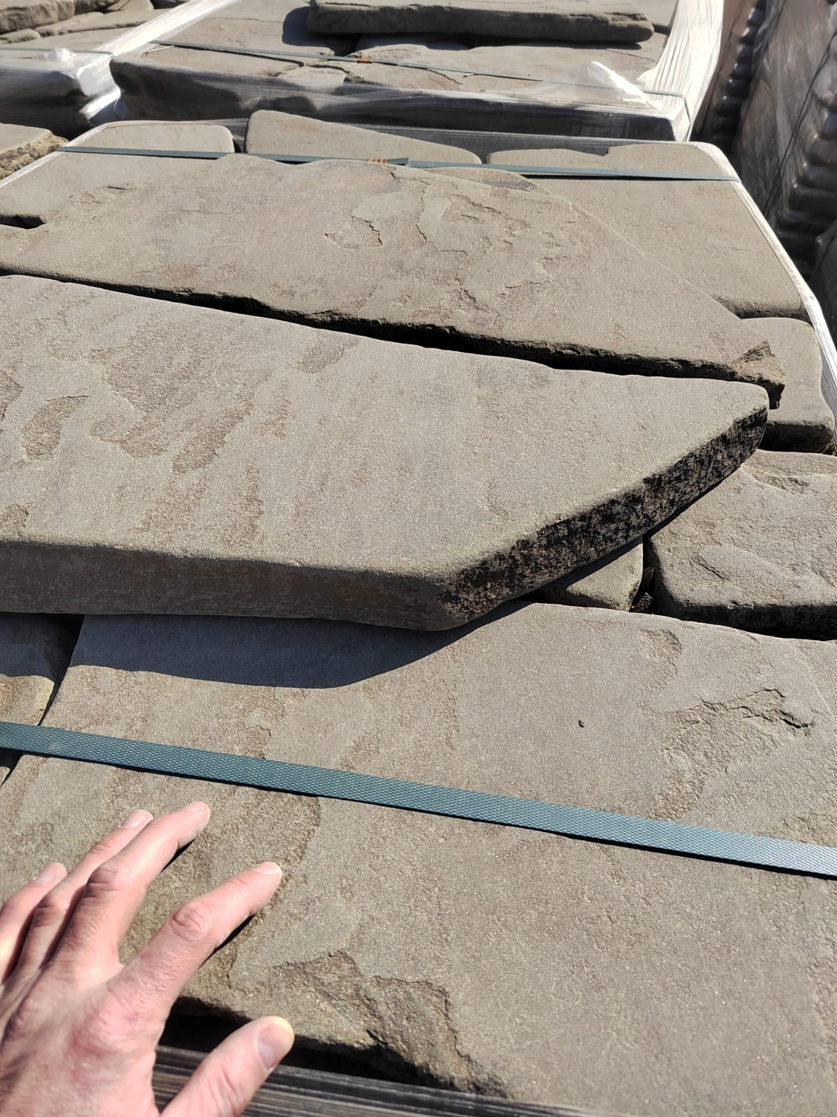 Песчаник галтованный для облицовки (фр. 2-5 см)  купить  в Липецке песчник рыжий желтый серый песчаник окатанный речной 6 000 руб/т   фото 