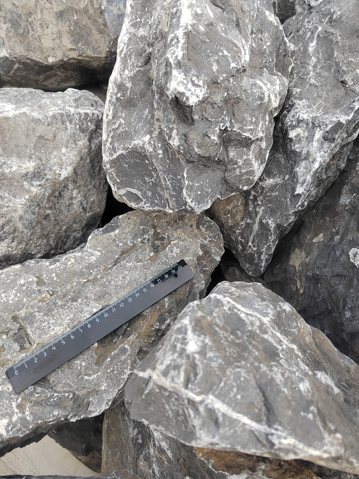  Черный мрамор скальник фр. 100-500 мм.  купить в Липецке мрамор черный белый серый крупный колотый валун ландшафтный 9000 руб/т   фото 