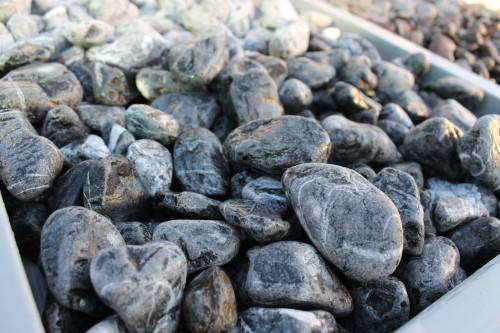  Черная галька (щебень галтованный черный мрамор) фр.20-40 мм.  купить  в Липецке мрамор черный с белыми прожилками мрамор окатанный округлый 13500 руб/т   фото 