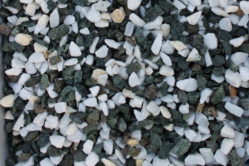  Мраморная крошка (щебень крошка микс: белый-зеленый) фр. 10-20 мм.  купить  в Липецке мрамор белый, зеленый каменная ландшафтная декоративная крошка щебня 9500 руб/т   фото 