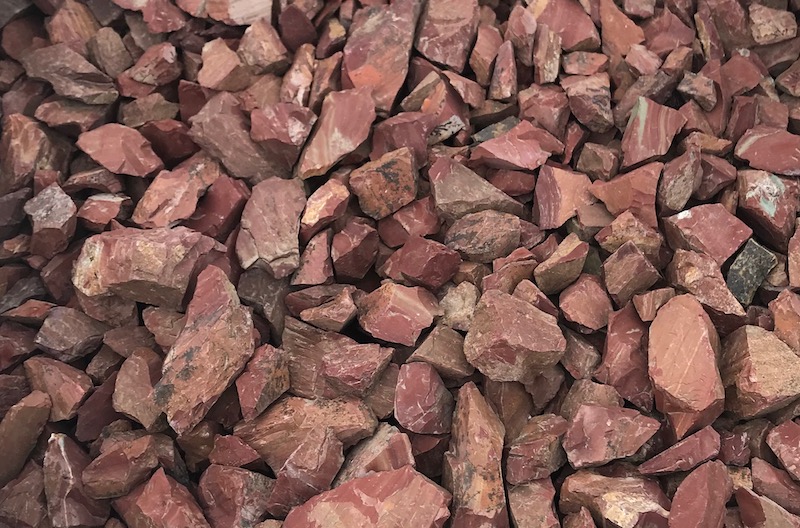  Щебень крошка красный (ЯШМА) фр. 20-40 мм.  купить  в Липецке яшма красный, бордовый декоративный ландшафтный щебень 6 600 руб/т   фото 