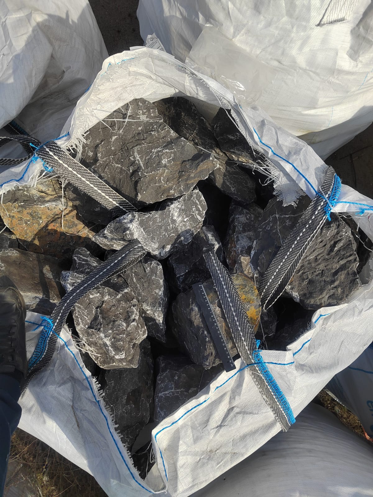  Черный мрамор скальник фр. 100-500 мм.  купить в Липецке мрамор черный белый серый крупный колотый валун ландшафтный 9000 руб/т   фото 