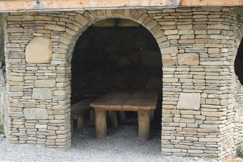  Песчаник для строительства и кладки блочный (фр 100-200 мм)  купить  в Липецке песчаник бежевый серый рыжий валун мелкий для строительства песчаник 6500 руб/т   фото 