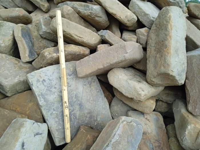  Песчаник для мощения дорожек, площадок, парковок ( фр 5-10 см)  купить  в Липецке песчаник  серый желтый коричневый рыжий песчаник оголтованный окатанный 6500 руб/т   фото 