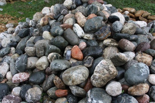  Ландшафтные валунчики фр.100-500 мм.  купить в Липецке крупный природный камень серый, темно-серый, светло-серый речной валун крупный 4800 руб/т   фото 