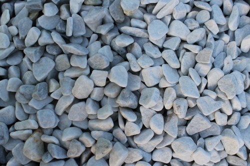  Галька белая мраморная (щебень галтованный белый), фр.20-40 мм.  купить  в Липецке мрамор белый бежевый молочный мраморный щебень декоративный 14500 руб/т   фото 