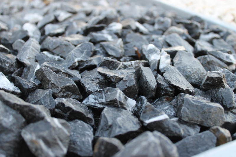  Щебень крошка черный (мрамор) фр. 20-40 мм.  купить  в Липецке мрамор черный с белыми прожилками мраморная каменная крошка 9000 руб/т   фото 