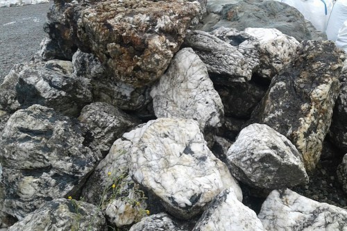  Черный гранит - кварцит фр. 100-500 мм.  купить в Липецке мрамор гранит черный с белыми прожилками, серый, белый валун скальный колотый 7000 руб/т   фото 