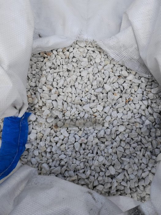  Мраморная крошка, щебень, цвет-белый, фр. 10-20 мм.  купить  в Липецке мрамор белый, молочный айвори каменная ландшафтная декоративная крошка шебня 9500 руб/т   фото 