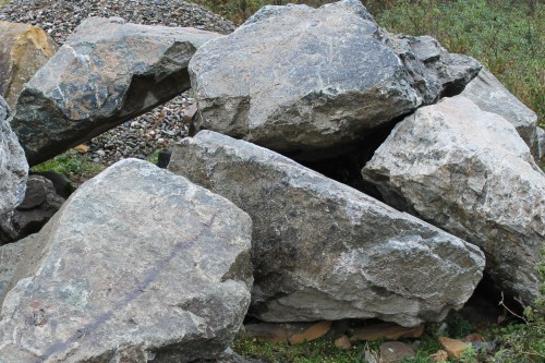  Змеевик скальник фр. 500-1500 мм.  купить в Липецке змеевик зеленый серый черный глыба скальная колотая 7500 руб/т   фото 