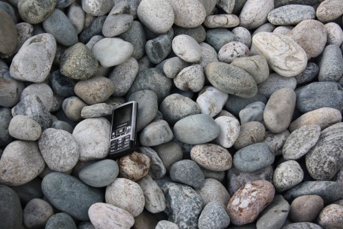  Галька речная окат (ассорти) фр. 50-100 мм. купить   в Липецке галька природная округлая серая белая черная серая коричневая синяя галька речная окатанная округлая 5000 руб/т   фото 