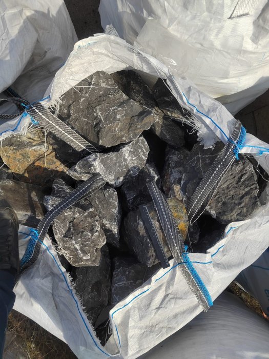 Черный мрамор скальник фр. 100-500 мм.  купить в Липецке мрамор черный белый серый крупный колотый валун ландшафтный 9000 руб/т   фото 