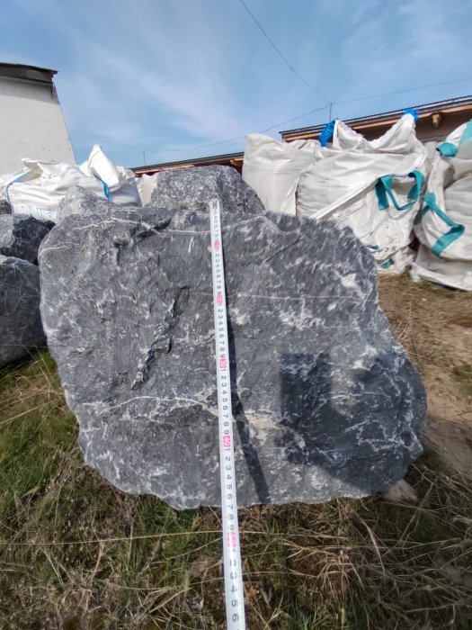 Черный мрамор скальник фр. 1000-1500 мм.  купить в Липецке мрамор черный белый серый крупный колотый валун ландшафтный 9000 руб/т   фото 