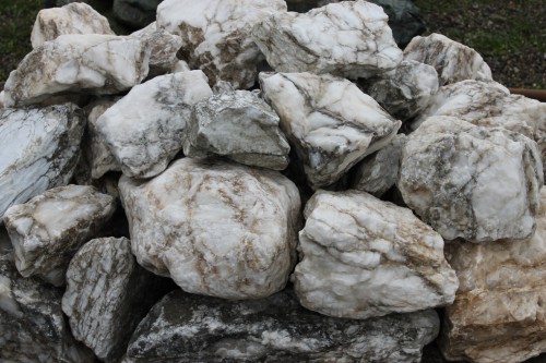 Мраморизированный известняк фр. 100-500 мм.  купить в Липецке известняк серый белый темно-серый сероватый валун природного образования окатанный 7 500 руб/т   фото 