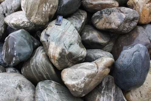  Речной валун Кабанчик фр.300-500 мм.  купить в Липецке крупный природный камень галька серый, темно-серый речной валун галечник масштабный 7000 руб/т   фото 