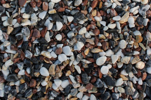 Микс мраморной гальки (щебень галтованный микс:белый-черный-розовый-медовый) фр.10-20 мм.  купить  в Липецке мрамор белый, медовый, черный, розовый мраморный декоративный ландшафтный окатанный округлый галтованный щебень 14500 руб/т   фото 