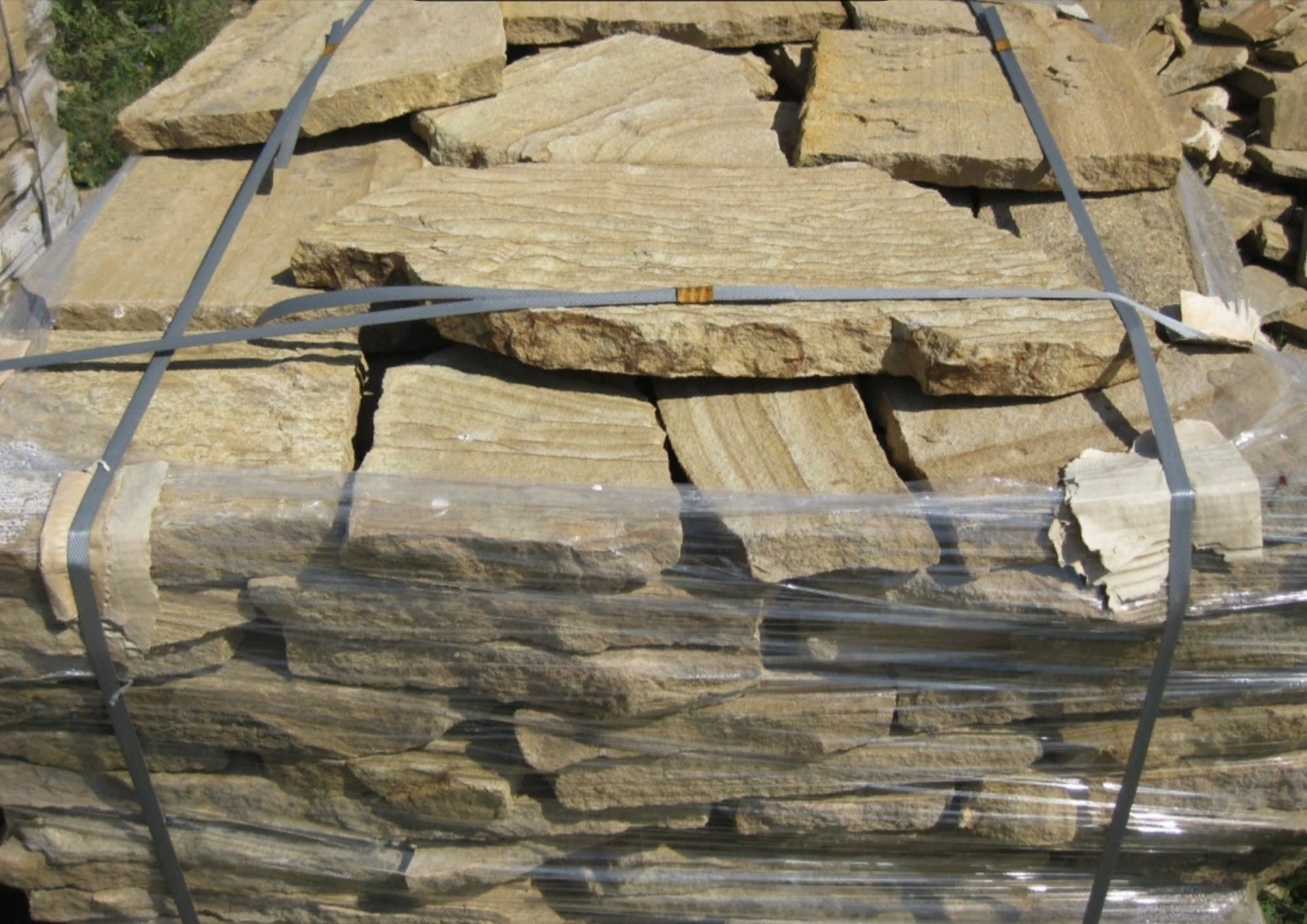 Песчаник пластушка желтый с рисунком (3 см)  купить  в Липецке песчаник желтый с рисунком, рыжий, желтый песчаник пластушка ландшафтная рваная 8 500 руб/м3   фото 