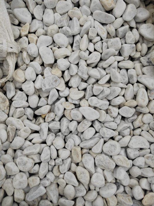 Белая галька мраморная (щебень галтованный белый) фр.40-70 мм.  купить  в Липецке мрамор белый молочный айвори окатанный округлый природный камень 15000 руб/т   фото 